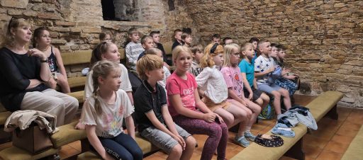 2b aplankė Lėlių teatrą
