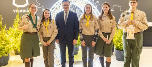 Betliejaus taikos ugnelės nešėjai skautai Vincas(8b) ir Birutė(5a) Šepučiai