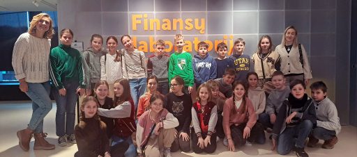 4c lankėsi Swedbank finansų laboratorijoje